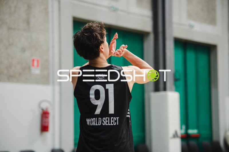 Yuto Imanishi (#91; World Select) gibt Handzeichen in der Halle