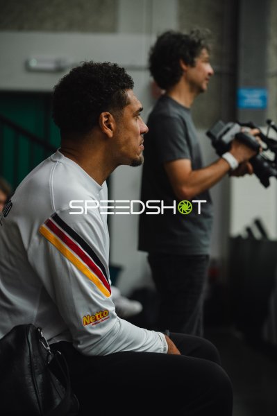 Spieler im Deutschland-Shirt beobachtet Szene, Kameramann im Hintergrund