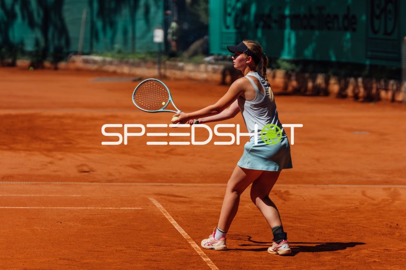 Chantal Renée Schwaten beim Aufschlag auf Sandplatz