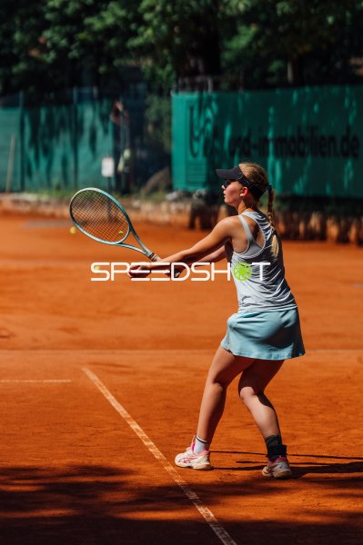 Chantal Renée Schwaten beim Aufschlag auf Sandplatz