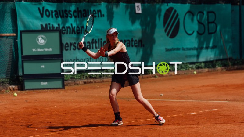 Helene Sommer beim Vorhand-Schlag auf Sandplatz