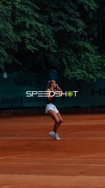 Tennisspielerin Marie Hubricht beim Schlag auf Sandplatz