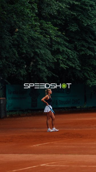 Marie Hubricht auf Sandplatz in Warteposition, Sächsische Tennis Landesmeisterschaften