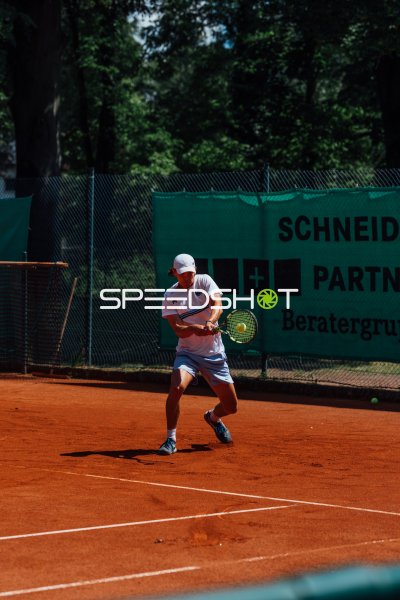 Lucas Scheinert beim Rückhand-Schlag auf Sandplatz