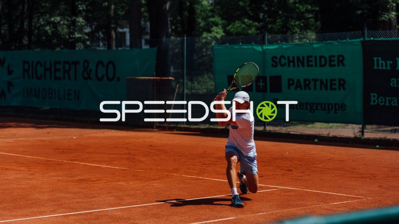 Lucas Scheinert beim Schlag auf Sandplatz, Sächsische Landesmeisterschaft