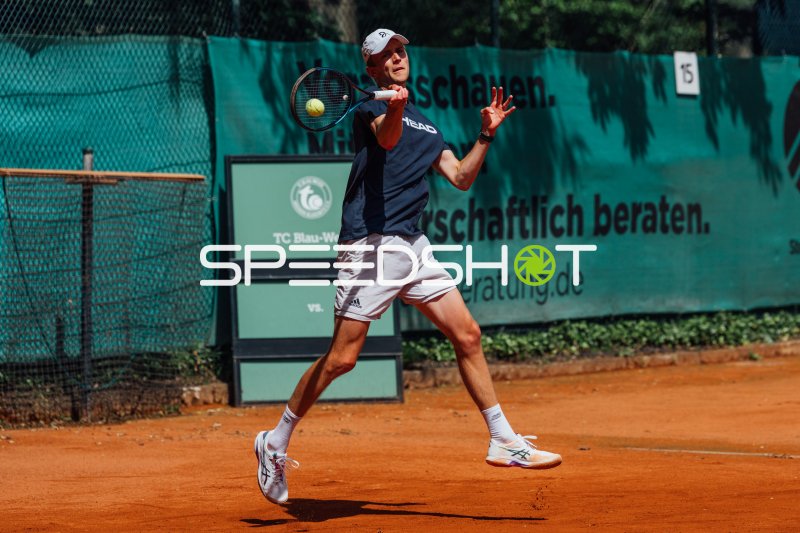 Fynn Sieckmann beim Vorhandschlag, Sächsische Tennis Landesmeisterschaft