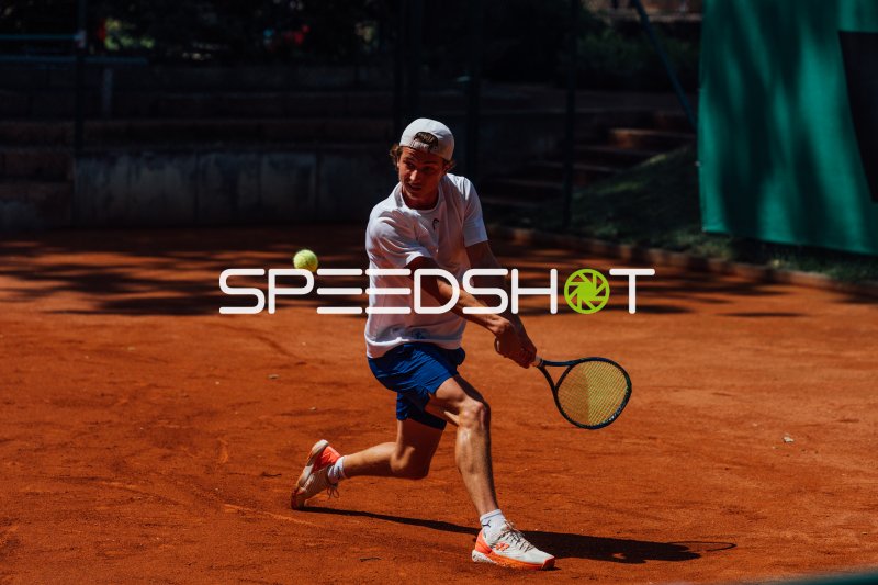 Paco Wortelmann beim Rückhand-Schlag auf Sandplatz, Sächsische Tennis Landesmeisterschaften
