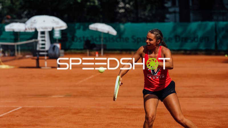 Johanna Roggenkamp beim Vorhandschlag auf Sandplatz