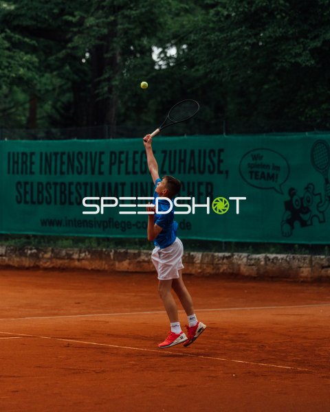 Valentin Krüger beim Aufschlag auf Sandplatz