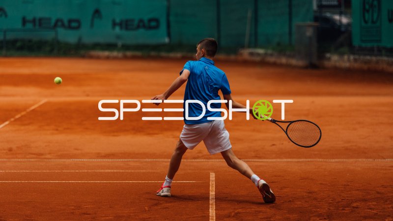 Tennisspieler Valentin Krüger vor Vorhandschlag auf Sandplatz