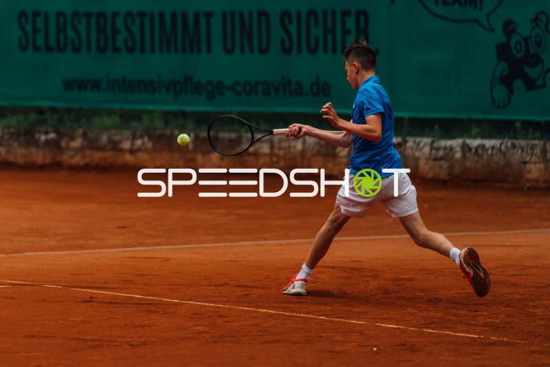 Tennisspieler Valentin Krüger beim Slide auf Sandplatz