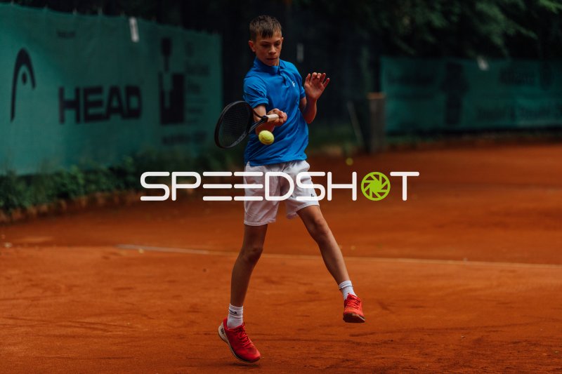 Valentin Krüger spielt Tennis auf Sandplatz
