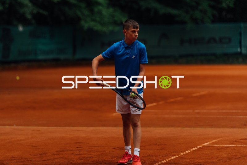Valentin Krüger vor Aufschlag auf Sandplatz
