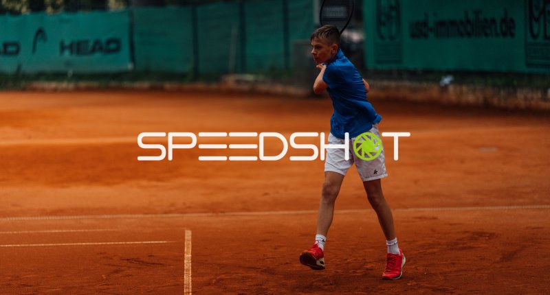 Tennisspieler Valentin Krüger beim Schlag auf Clay Court