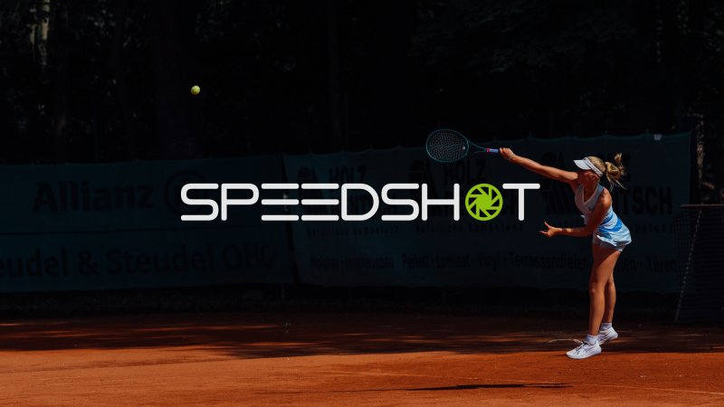 Daria Barsukov beim Aufschlag auf Sandplatz