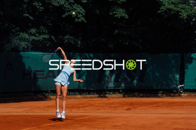 Tennisspielerin Daria Barsukov beim Aufschlag auf Sandplatz