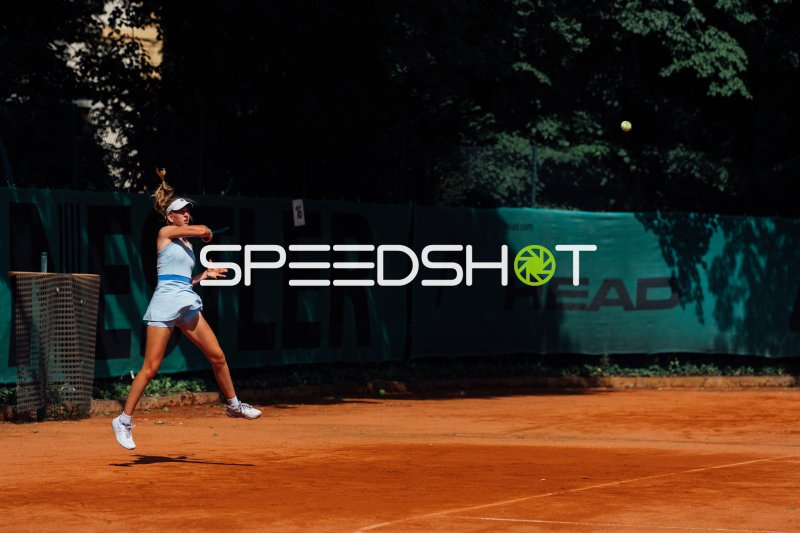 Tennisspielerin Daria Barsukov beim Vorhandschlag auf Sandplatz