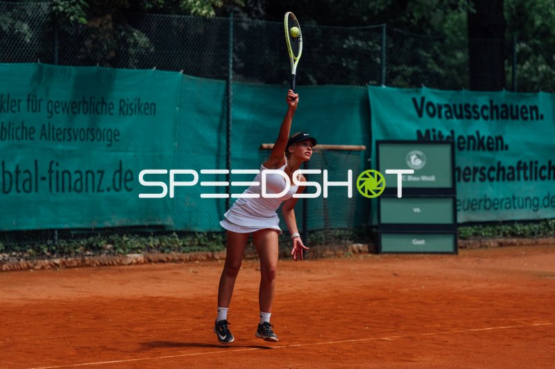 Tennisspielerin Elma Giza beim Aufschlag auf Sandplatz des TC Blau-Weiß Dresden-Blasewitz