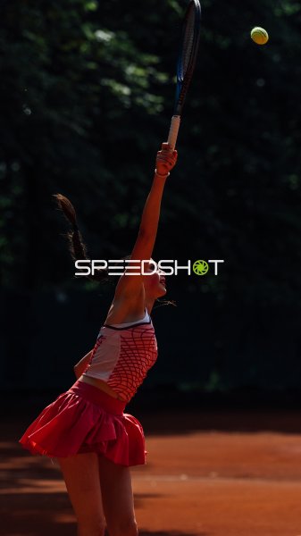 Tennisspielerin Sophie Roden beim Aufschlag auf dem Sandplatz vom TC Blau-Weiß Dresden