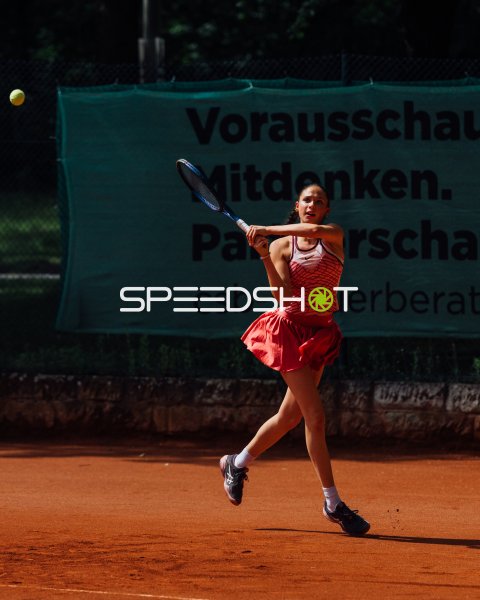 Tennisspielerin Sophie Roden beim Rückhand-Schlag auf dem Sandplatz in Dresden