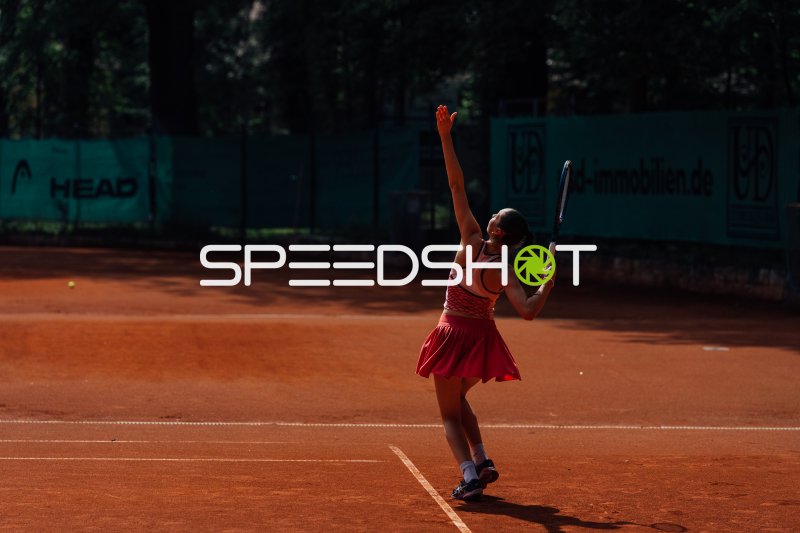Tennisspielerin Sophie Roden beim Aufschlag auf dem Sandplatz in Dresden