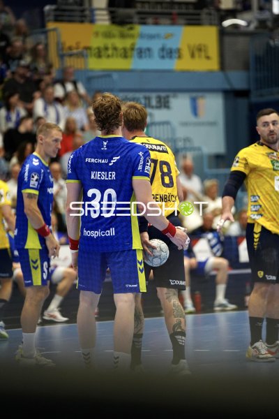 Jannik Kohlbacher (#80; Rhein Neckar Löwen) und Tom Kiesler (#30; VfL Gummersbach) im Zweikampf