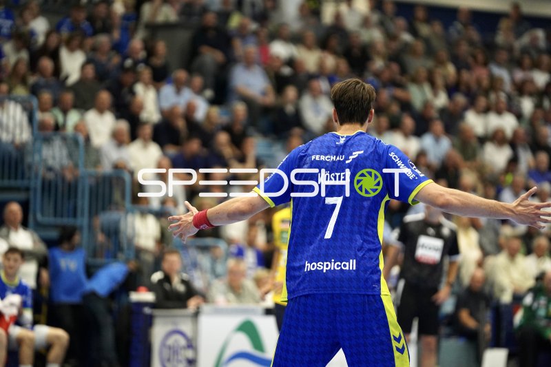 Julian Köster (#7; VfL Gummersbach) reklamiert in der SCHWALBE arena
