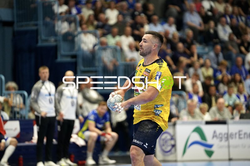 Jannik Kohlbacher (#80; Rhein Neckar Löwen) mit Ball in der SCHWALBE arena
