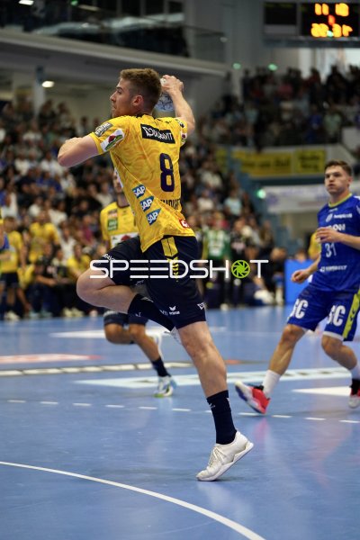 Tim Nothdurft (#8; Rhein Neckar Löwen) beim Sprungwurf in Gummersbach