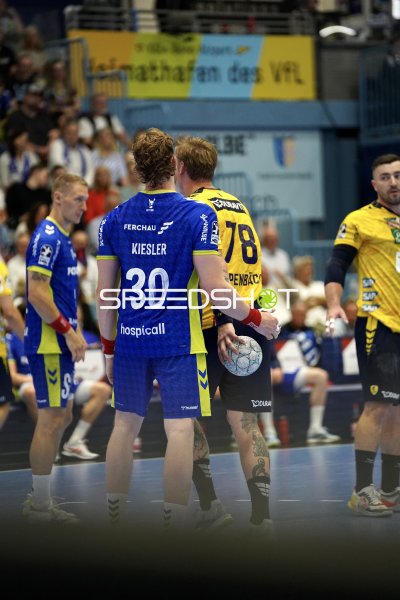 Edwin Aspenbäck (#78; Rhein Neckar Löwen) im Zweikampf mit Tom Kiesler (#30; VfL Gummersbach)