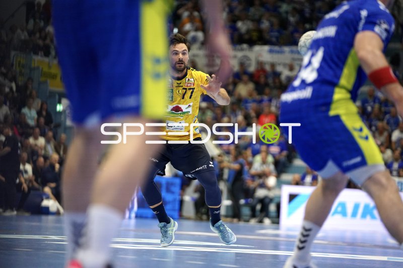 Dani Baijens (#77; Rhein Neckar Löwen) im Angriff gegen VfL Gummersbach