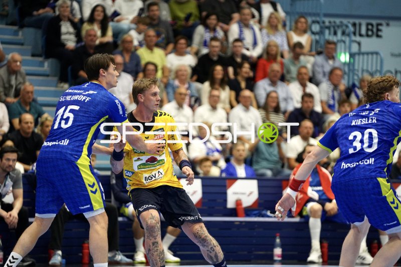Edwin Aspenbäck (#78; Rhein Neckar Löwen) im Zweikampf gegen VfL Gummersbach