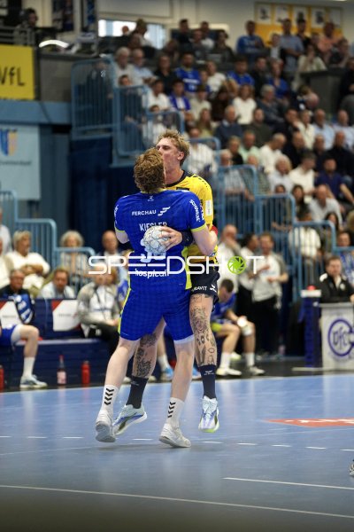 Tom Kiesler (#30; VfL Gummersbach) im Zweikampf gegen Rhein Neckar Löwen