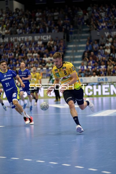 Tim Nothdurft (#8; Rhein Neckar Löwen) im Laufduell gegen Kay Smits (#31; VfL Gummersbach)