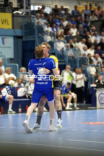Tom Kiesler (#30; VfL Gummersbach) im Zweikampf gegen Rhein Neckar Löwen