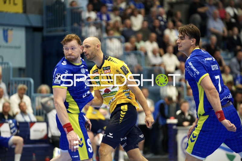 Lukas Sandell (#11; Rhein Neckar Löwen) im Zweikampf gegen VfL Gummersbach