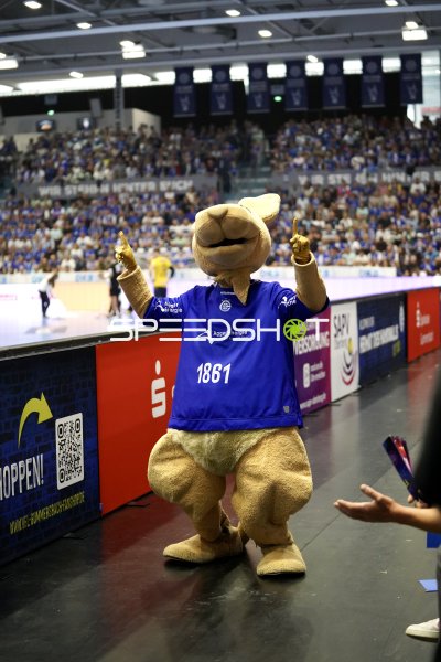 VfL Gummersbach Maskottchen feuert Fans in der SCHWALBE arena an