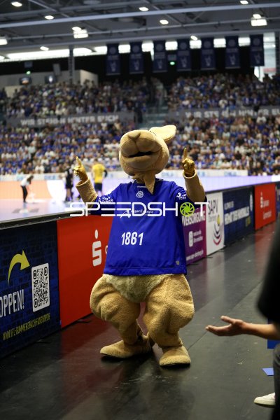 VfL Gummersbach Maskottchen feuert die Fans in der SCHWALBE arena an