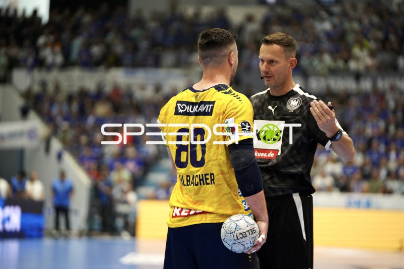 Jannik Kohlbacher (#80; Rhein Neckar Löwen) im Gespräch mit Schiedsrichter