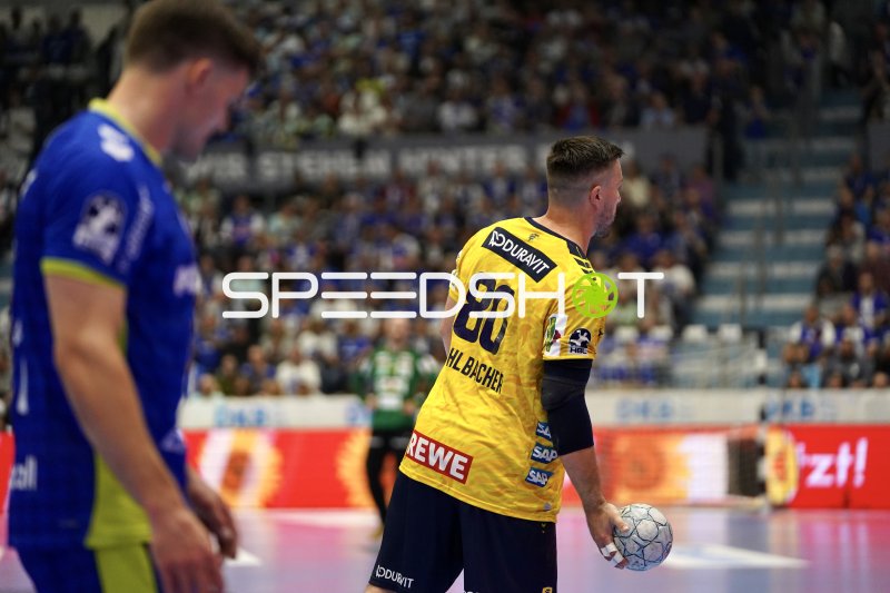 Jannik Kohlbacher (#80; Rhein Neckar Löwen) mit Ball in der SCHWALBE arena