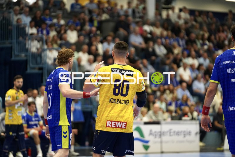 Jannik Kohlbacher (#80; Rhein Neckar Löwen) im Gespräch mit VfL-Gegenspieler