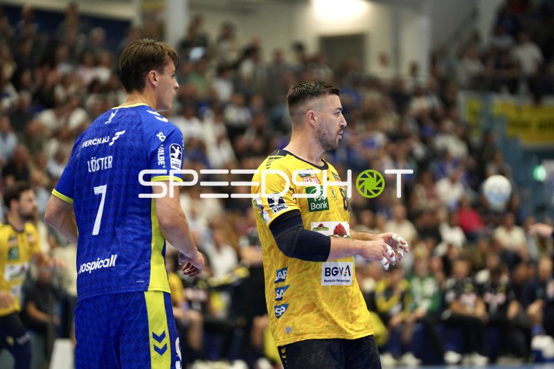 Jannik Kohlbacher (#80; Rhein Neckar Löwen) und Julian Köster (#7; VfL Gummersbach) im Duell