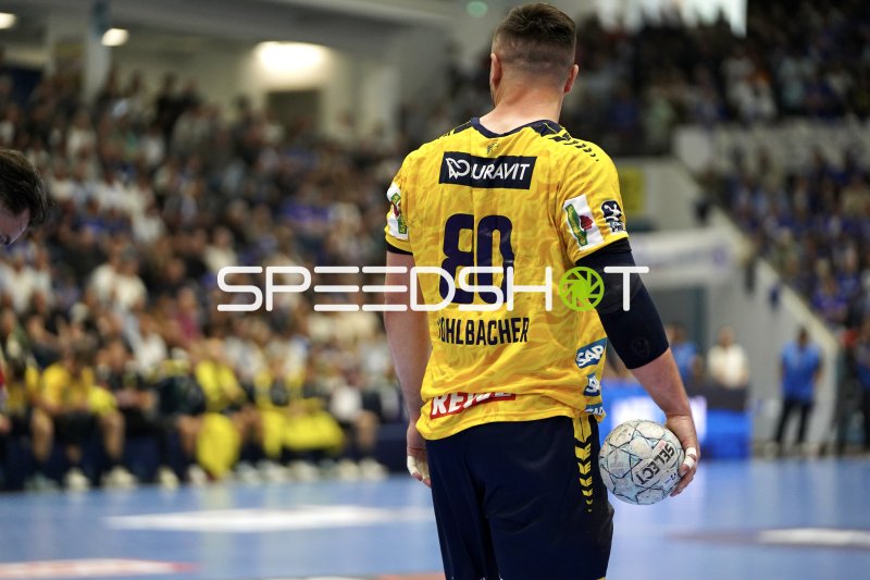 Jannik Kohlbacher (#80; Rhein Neckar Löwen) mit Ball in der SCHWALBE arena