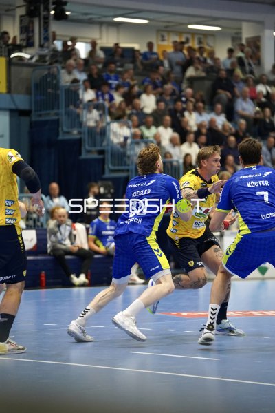 Patrick Kiesewalter im Zweikampf gegen Tom Kiesler (#30; VfL Gummersbach)