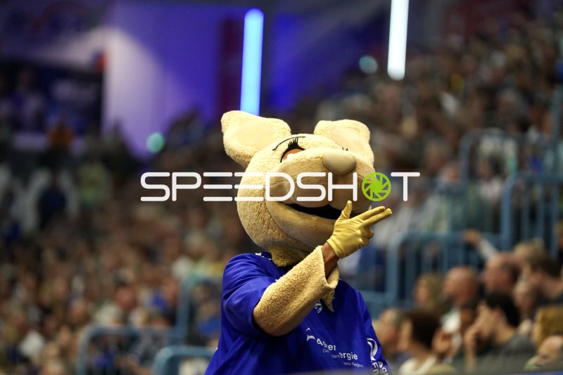 VfL Gummersbach Maskottchen posiert vor Fans in der SCHWALBE arena