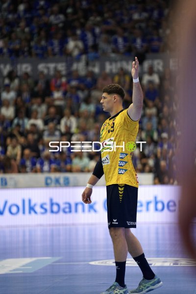 Sebastian Heymann (#13; Rhein Neckar Löwen) hebt die Hand in der SCHWALBE arena