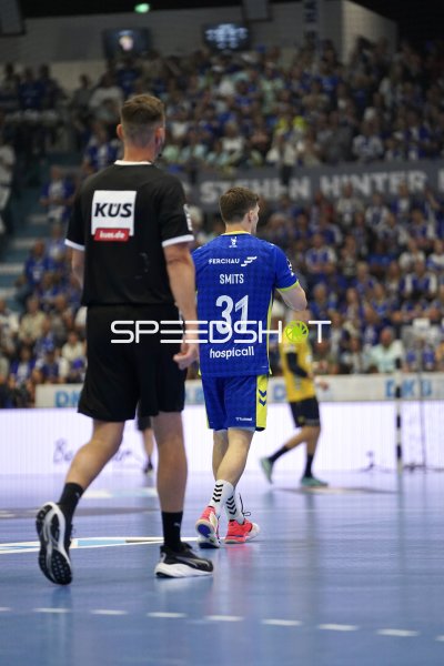 Kay Smits (#31; VfL Gummersbach) läuft neben Schiedsrichter