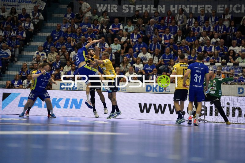 Steven Plucnar Jacobsen (#9; Rhein Neckar Löwen) im Luftduell gegen VfL Gummersbach
