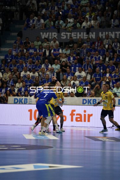 Julian Köster (#7; VfL Gummersbach) im Zweikampf gegen Rhein Neckar Löwen
