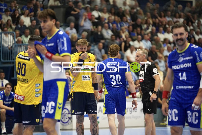 Jannik Kohlbacher (#80; Rhein Neckar Löwen) und Tom Kiesler (#30; VfL Gummersbach) bei Spielunterbrechung